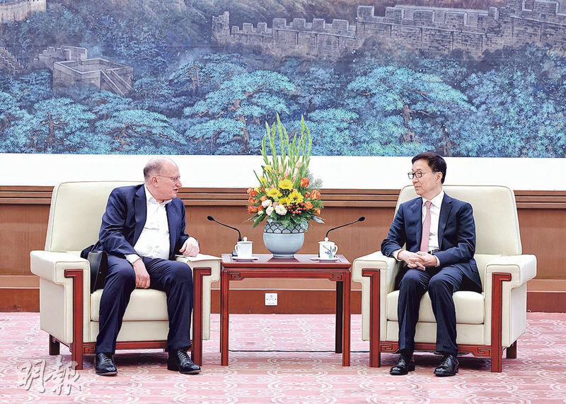 國家副主席韓正（右）昨會見匯控主席杜嘉祺時表示，希望匯控用好自身優勢，深化同中方互利合作。（新華社）