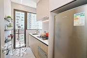 廚房配有多種電器配置，包括SCHOLTES氣體煮食爐、微波爐，樂聲牌雪櫃等。