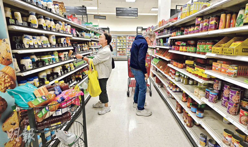圖為美國加州的消費者在超市採購。強勁的消費支出繼續推動美國的經濟增長。美國去年第4季GDP初值，按季折合成年率增長3.3%，遠超分析師預期。（法新社）
