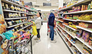 圖為美國加州的消費者在超市採購。強勁的消費支出繼續推動美國的經濟增長。美國去年第4季GDP初值，按季折合成年率增長3.3%，遠超分析師預期。（法新社）