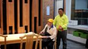 劉經理（右）表示，為照顧行動不便的長者，飯堂提供適老化餐具及坐位切合所需