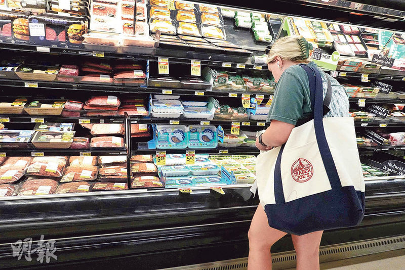 圖為芝加哥的消費者在超市購物。美國通脹持續回落，有助支撐消費者支出。不過有「美聯儲線人」之稱的《華爾街日報》記者Nick Timiraos指出，通脹降溫速度較預期快，可能導致實際利率上升，對美國經濟可能構成過度的限制。（法新社）