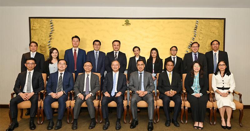 香港金融管理局總裁余偉文（前排左四）、泰國中央銀行行長Sethaput Suthiwartnarueput博士（前排右四），以及雙方的代表在1月29日舉行雙邊會議，加強兩地在金融業的合作。