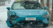 傳小米汽車SU7未上市已發生撞車意外  右車頭燈被撞爛  （微博圖片）