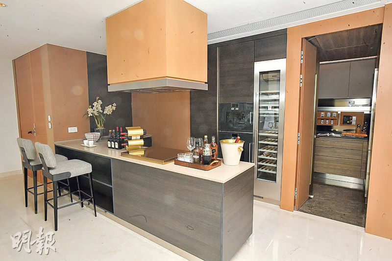 開放式廚房突顯時尚型格，酒櫃可擺放多支紅酒。