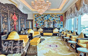 凱旋門皇宮屋單位客廳除採用金黃色作配襯外，更設有以「龍」為主題的木製屏風及壁畫，大有「皇宮」格局感覺。（資料圖片）