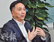 高力香港項目管理主管黃烱榮稱，該行最近為保險公司設計寫字樓時迎合內地訪客，例如在貴賓房內設有茶房等。（劉焌陶攝）