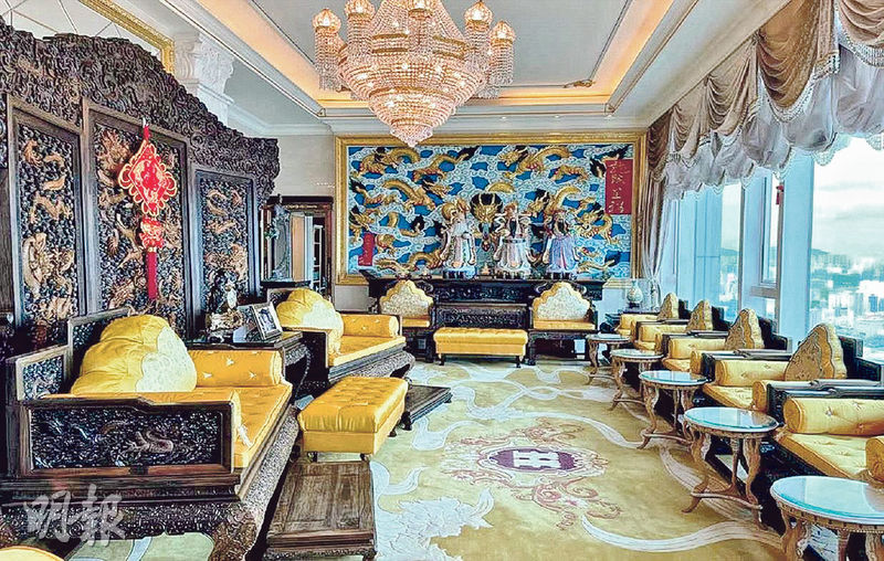 凱旋門皇宮屋單位客廳除採用金黃色作配襯外，更設有以「龍」為主題的木製屏風及壁畫，大有「皇宮」格局感覺。（資料圖片）