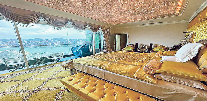 主人睡房可望開揚海景，同樣以金黃色作主調，而特大睡牀，配合牀頭金黃色的牆身，甚有「龍牀」模樣。（資料圖片）