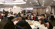 圖為市民在本地酒樓用膳。香港飲食界表示，今年市况較淡靜，預計團年飯生意額較去年跌15%，反而有更多港人到內地食團年飯。（中通社）