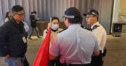 愛海頌單位買家李女士(白衫者)今午到中原尖沙咀總部樓下持橫額抗議，期間並報警，有警員到場了解。(孫華中攝)