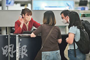 航空界稱，在香港機場主要缺乏地勤服務員，包括辦理登機櫃枱、在閘口協助乘客登機等。