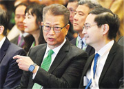 財政司長陳茂波（左）昨出席首屆「香港綠色周暨香港綠色科技論壇2024」。他稱香港與大灣區強強聯手，可以開創完整產業鏈，產生巨大協同效應。旁為香港綠色金融協會主席及會長馬駿。（劉焌陶攝）