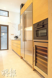 廚房配置多項歐洲名牌電器，包括酒櫃、雙門雪櫃、蒸焗爐等。