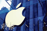 圖為紐約曼哈頓蘋果門市的蘋果標誌。彭博社引知情人士稱，蘋果放棄歷時10年的Apple Car電動車項目，並專注發展生成式AI。（路透社）