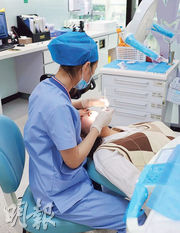 政府把7間粵港澳大灣區醫療機構納入「長者醫療券大灣區試點計劃」，7間機構均有提供牙科服務。（資料圖片）