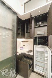 開放式廚房呈曲尺型設計，配備品牌家電。