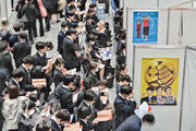 圖為日本大學生於東京參加企業舉辦的職業介紹活動。日本1月的僱員薪酬增長加快，強化了日本央行將自2007年以來首次加息的預期。市場揣測日本央行最快可能在本月的政策會議結束負利率政策。（法新社）
