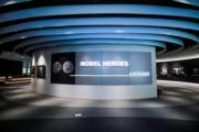 諾獎群英肖像館展出Peter Badge拍攝的一系列諾貝爾獎得主的個人肖像，通過文化傳播的方式普及科學教育。