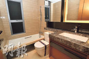 浴室屬「明廁」，配套設備包括浴缸、巨型亮燈鏡櫃等，滿足住戶需要。