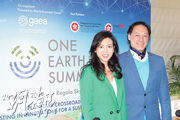 可持續科技學院創辦人羅寶文（左）稱，希望「世界合一論壇」可以推動香港成為「綠色中心」。旁為投資推廣署財經金融及金融科技主管梁瀚璟。（鍾林枝攝）