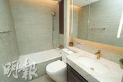 單位浴室選用多款名牌潔具，包括Toto坐廁等。