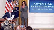 美國總統拜登（左）於去年10月30日簽署首項關於人工智能（AI）的行政命令，要求AI開發者與美國政府分享數據。旁為副總統賀錦麗。（法新社）