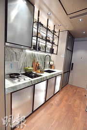單位設開放式廚房，牆身及工作枱面以綠色大理石打造。