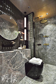 浴室格局以淺灰色佈置，淋浴間裝有雨淋式花灑潔具。
