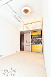 22樓D室樓層高度3.5米，客廳設鏡面天花儲物櫃，增加收納空間。