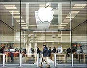 圖為美國芝加哥的蘋果門店。面對歐美向蘋果採取反壟斷行動的威脅，蘋果股價周四急挫4.1%。截至周四，蘋果股價自今年以來跌11%，跑輸納斯達克100指數及標普500指數。（法新社）