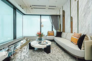 客廳空間寬敞，擁有雙景廣角窗，採光度高，亦可享雙邊景觀。