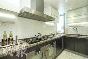廚房配備廚櫃約值53萬元，連同電器更近100萬元。