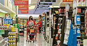 圖為加州市民在當地超市購物。美國公布最新2月份核心PCE價格指數，按年升幅為2.8%，符市場預期。（資料圖片）