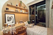 客房用上木條子製成特色牆，睡牀旁邊設書桌。