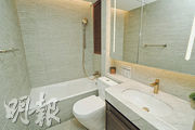 單位浴室選用多款名牌潔具，包括Toto坐廁等。