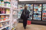 圖為紐約消費者在超市購物。美國3月消費者物價指數（CPI）連續第2個月反彈，市場預期美聯儲開始減息的時點，將由6月押後至9月，並預計全年減息次數，將由三次下調至兩次。（法新社）