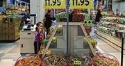 圖為北京市民於超市內購物。國家統計局昨公布，3月居民消費價格指數按年升0.1%，其中食品價格下降2.7%，非食品價格上漲0.7%。（中通社）