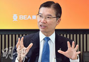東亞銀行總經理兼批發銀行處主管區偉權表示，去年該行中小企貸款總額按年大致持平。（劉焌陶攝）