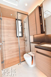 單位浴室採用 「Japandi」 設計風格，鋪上木紋牆磚，配備知名品牌AXOR及Duravit潔具。