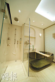 連裝修示範單位將主人房套廁內的浴缸改作墨綠色玻璃浴缸，設計特別。