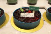 會德豐黃光耀貼心預備「會德豐限量版蛋糕」送給生日買家，慶祝生日兼置業雙重喜悅。