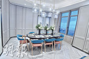 飯廳上方配有立方體形狀玻璃及金屬吊燈，下方則設8人餐枱。