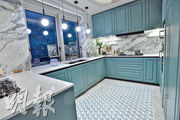 廚房以鼠尾草綠色廚櫃，配合拼砌大理石地面，突出歐式風格。