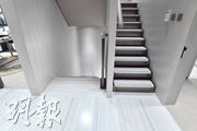 單位內設樓梯通往2樓、3樓及天台，同樣以自然色調配合全屋風格。
