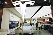 圖為Tesla北京一間汽車陳列店。Tesla在周二美股收市後公布業績，上季盈利按年跌55%，賺11.3億美元，是3年來最少，亦差過市場預期。（資料圖片）