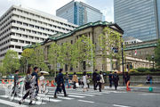 圖為日本央行總部。根據日本央行和貨幣經紀商提供的數據推算，日本當局可能在周一干預匯市。（法新社）