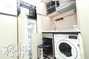 開放式廚房配備雪櫃、洗衣機等。