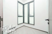 睡房設曲尺型玻璃窗，透光度高。