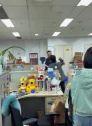 內地流傳一女士辦公室向「SCMP」打小人短片 據指為百度公關副總裁璩靜。（網上短片截圖）